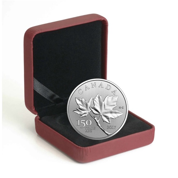 This coin is 99.99% pure silver, with a diameter of 34 millimetres. - Picture 3 of 6